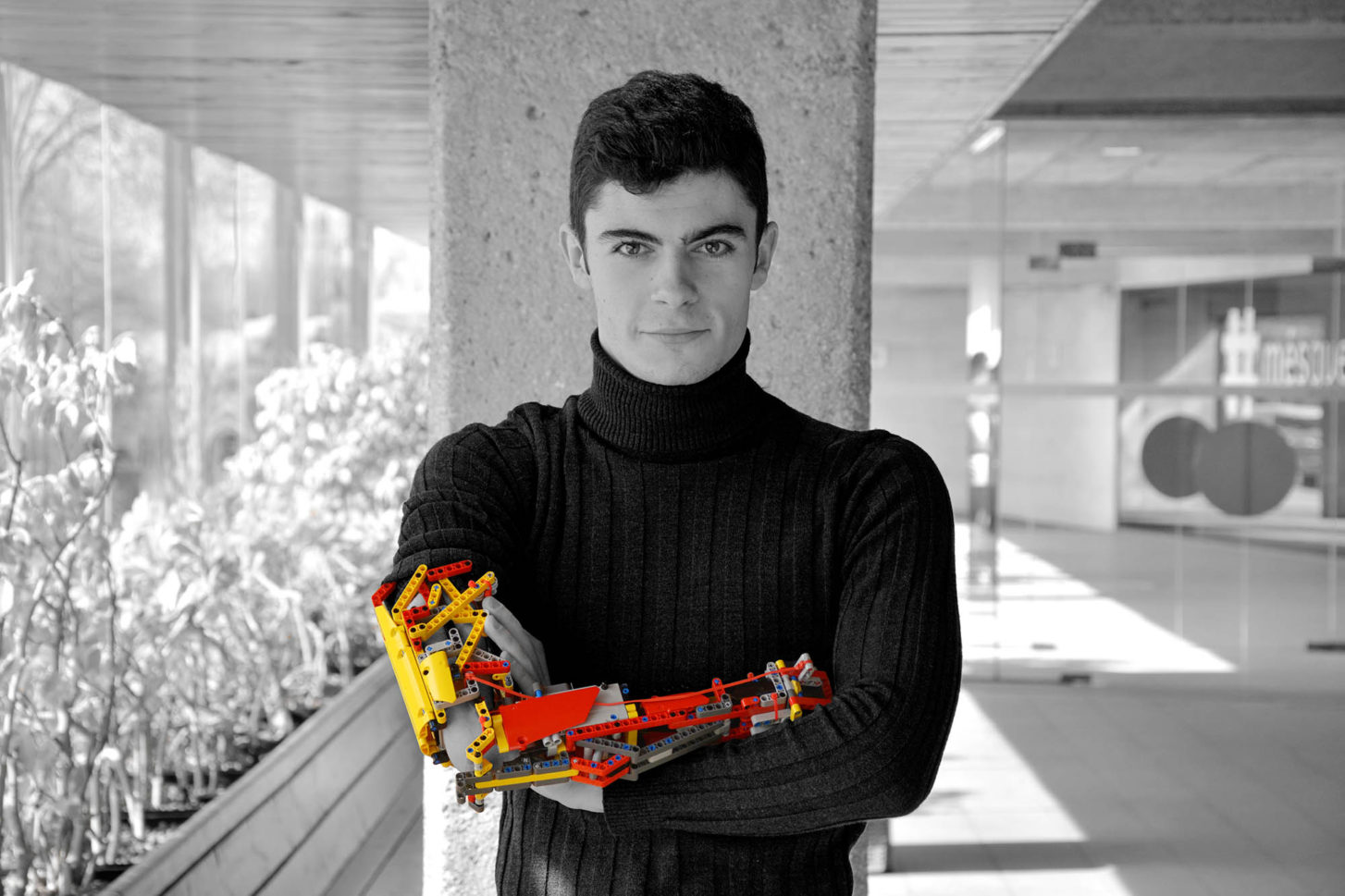 David Aguilar avec une prothese de bras en Lego
