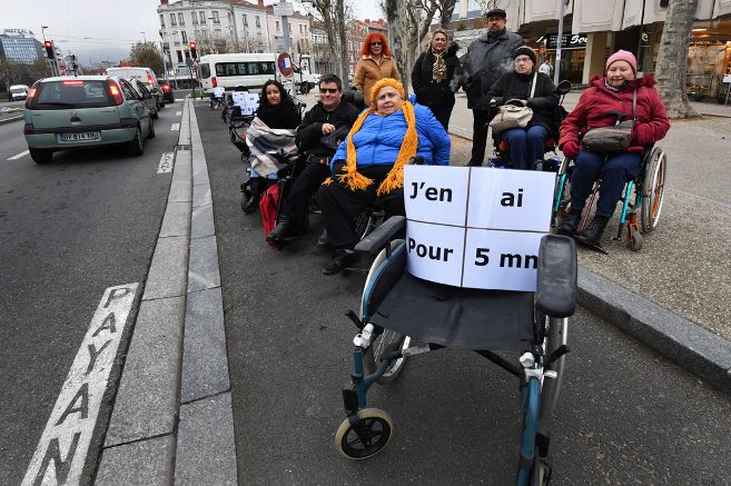 Manifestation APF Clermont-Ferrand en faveur du respect du stationement pour personnes handicapes